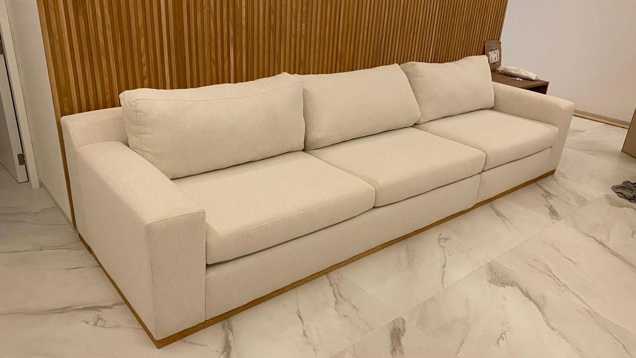 Sofá minimalista tapizado con base de madera