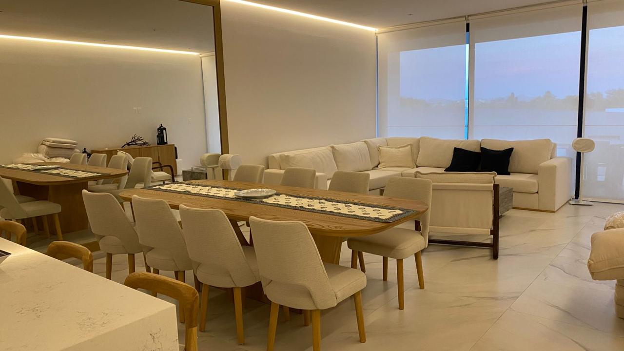 Detalle artesanal en madera y tapizado contemporáneo