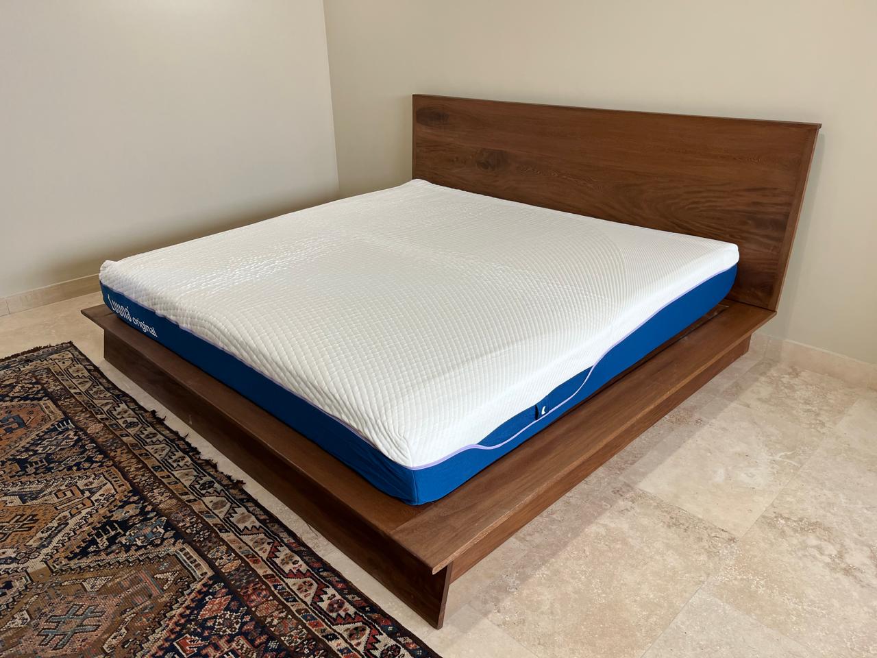Cama plataforma de madera sólida con diseño minimalista