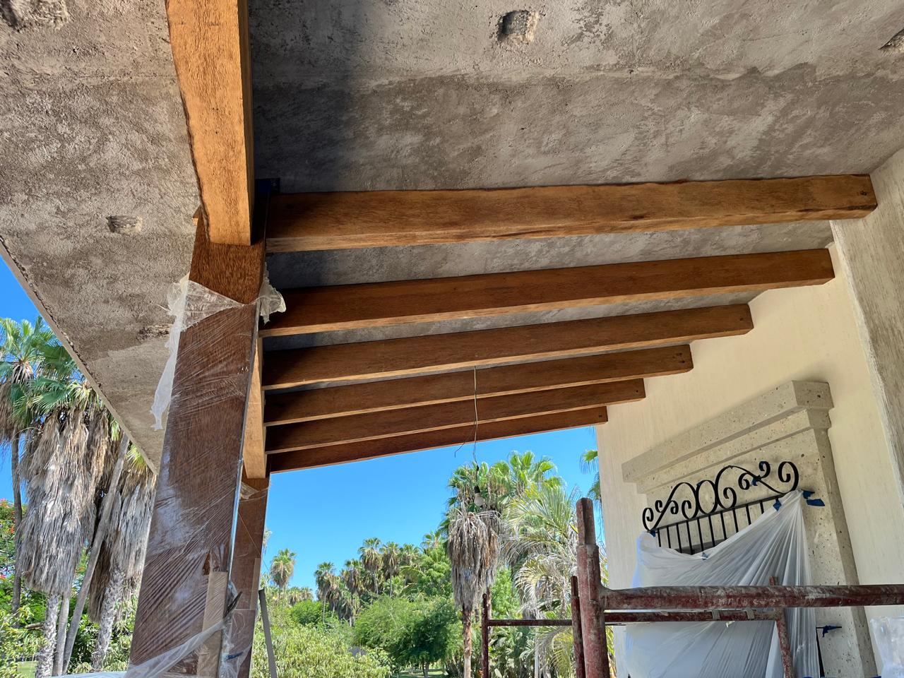 Estructura de vigas de madera para pérgola exterior