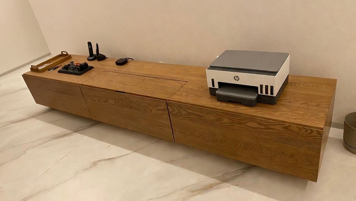 Mueble de TV minimalista en madera con almacenamiento oculto
